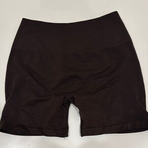 Alphalete Amplify Short 4.5” in Dark Brown (M)